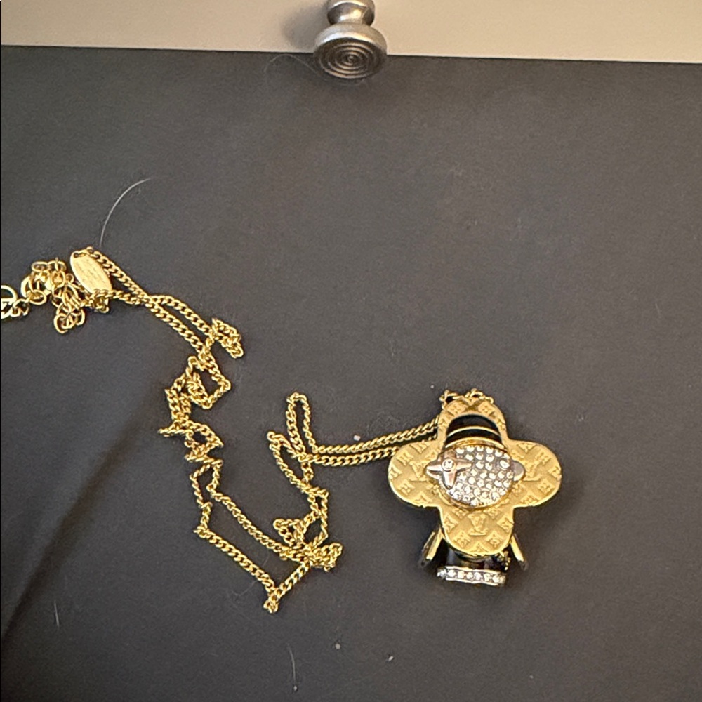 Elegant Gold Pendant Necklace generic